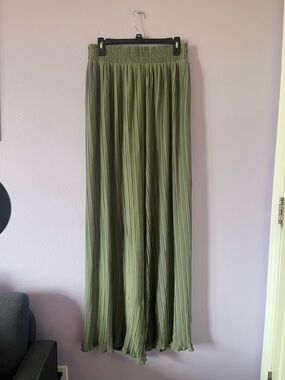 Forever 21 Olive Pleated wide leg pants with built in shorts